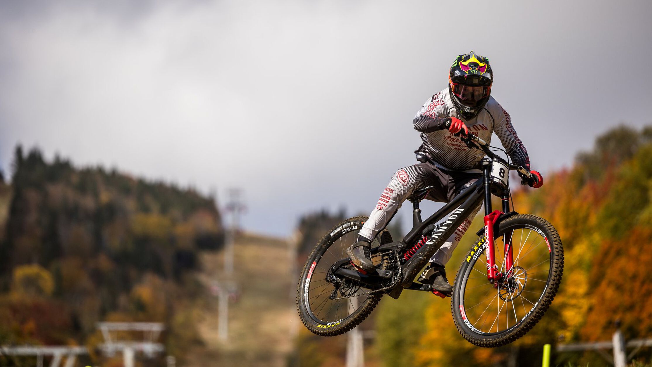  Troy Brosnan on his MTB Sender CFT Team &ndash; Pro Athlete Riding Downhill