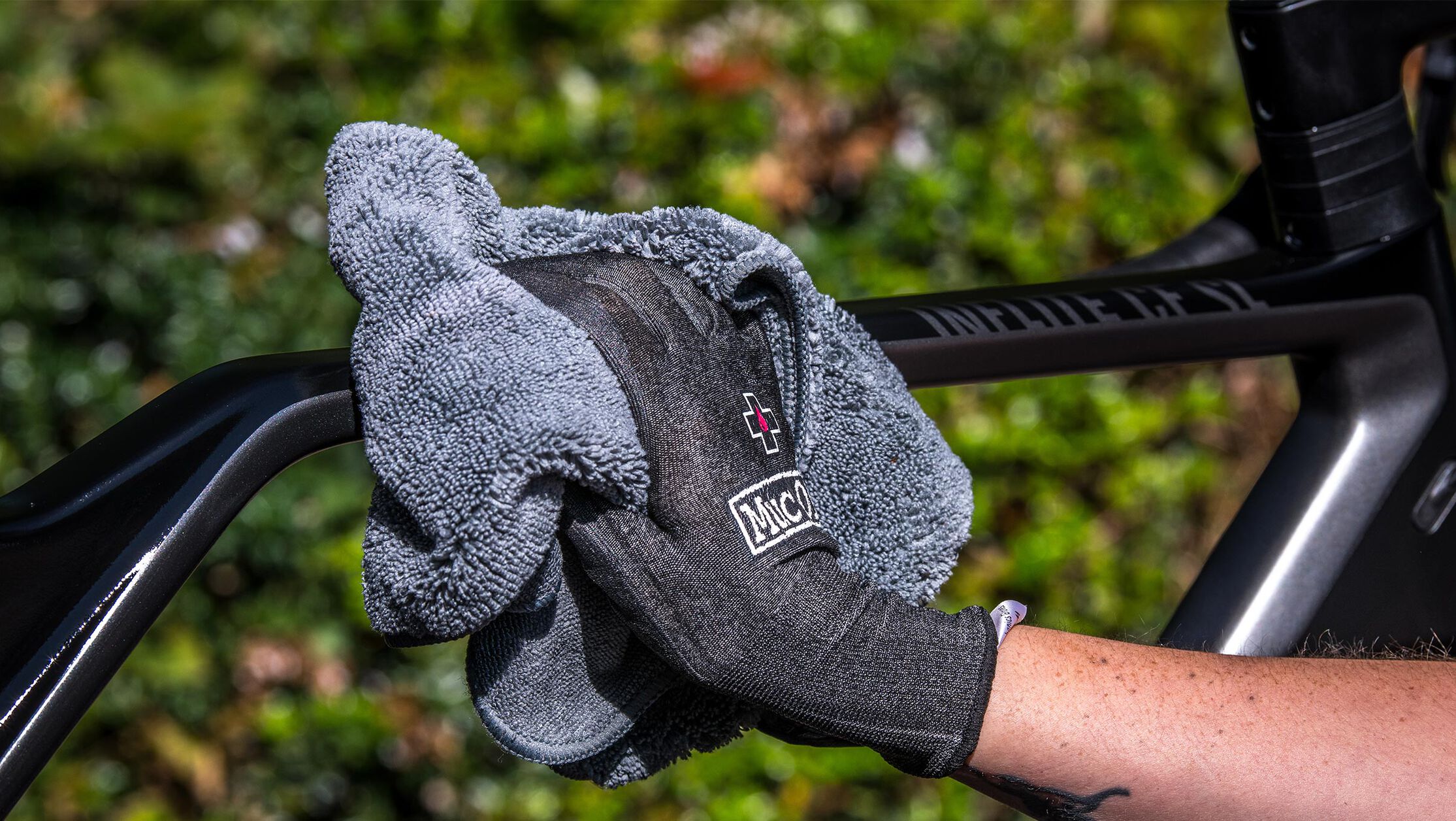 Step 4: Rinse and dry your bike | &copy; Muc-Off