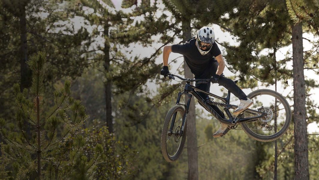 Canyon Torque: Enduro excellence on the trails.