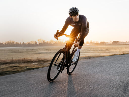 Gravel bike vs hybrid: Differences and similarities 