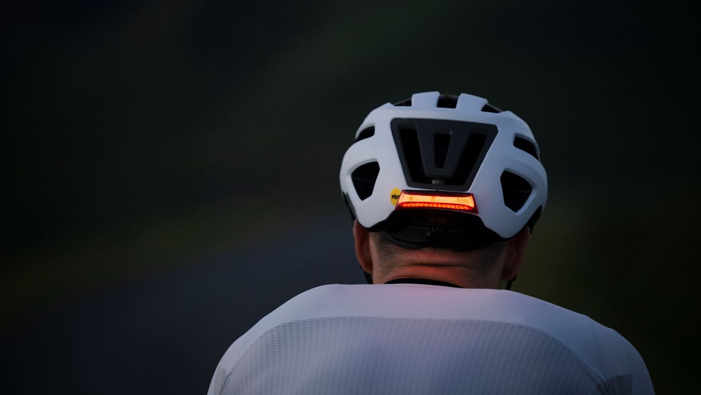 使用 Canyon 头盔灯提高可见度