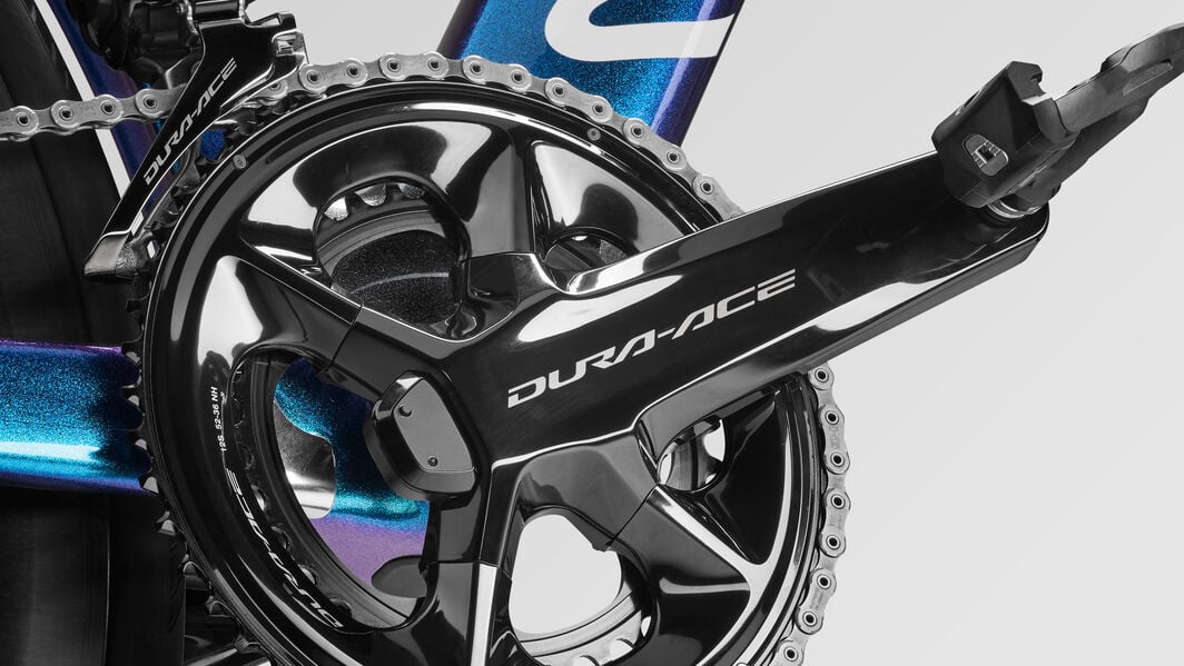 Canyon Aeroad CFR DI2 with Shimano Dura-Ace Crankset and XTR Chain – Road Bike Gearing Performance Close-up of Shimano Dura-Ace crankset with Shimano XTR chain on Canyon Aeroad CFR DI2 road bike showcasing premium chainrings and high-performance gearing system.