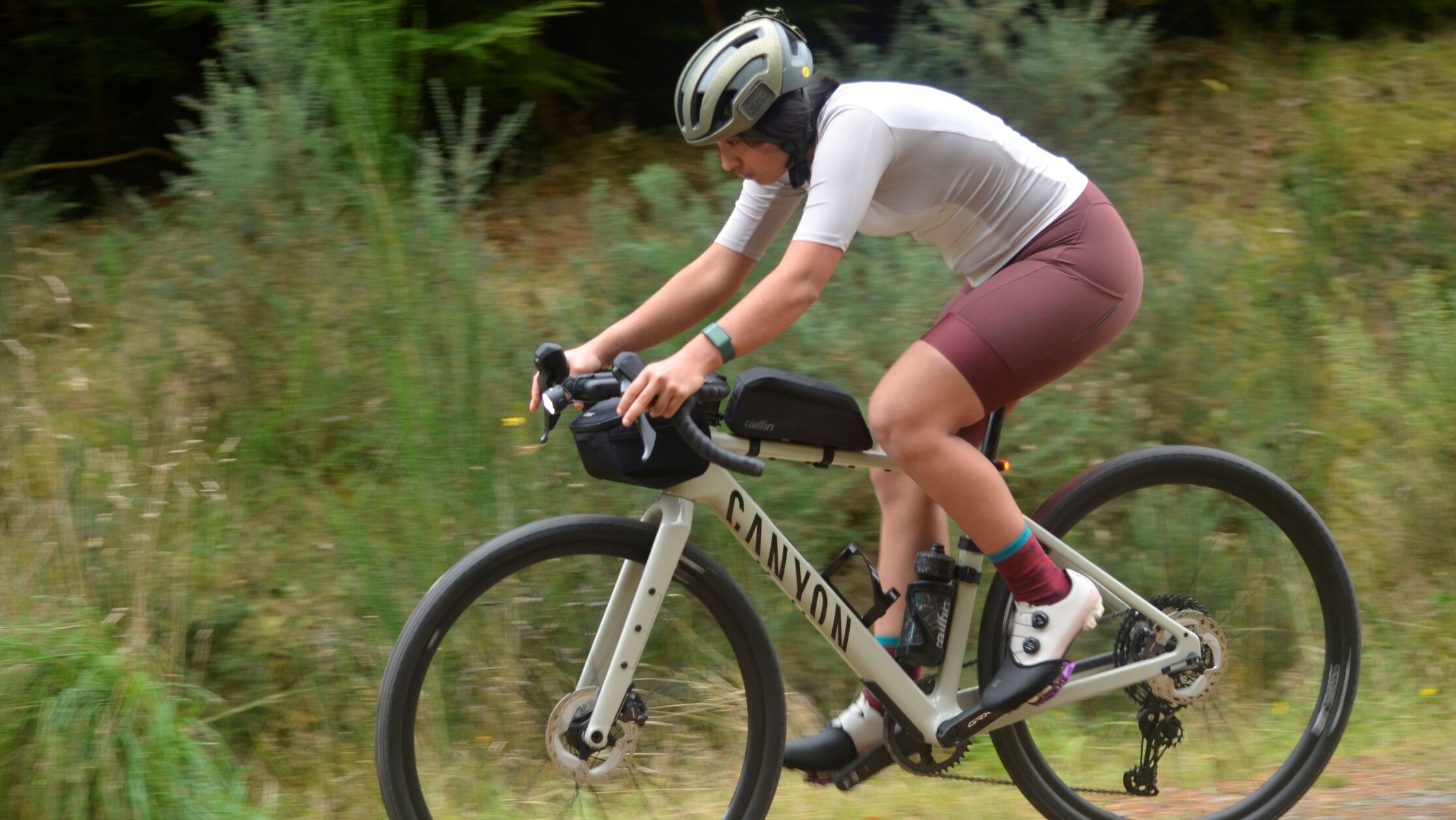 Arched back and hunched shoulders are bound to give you back pain by the end of a long ride. 