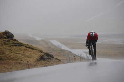 Cycling in the rain: 8 tips for a safe and dry ride