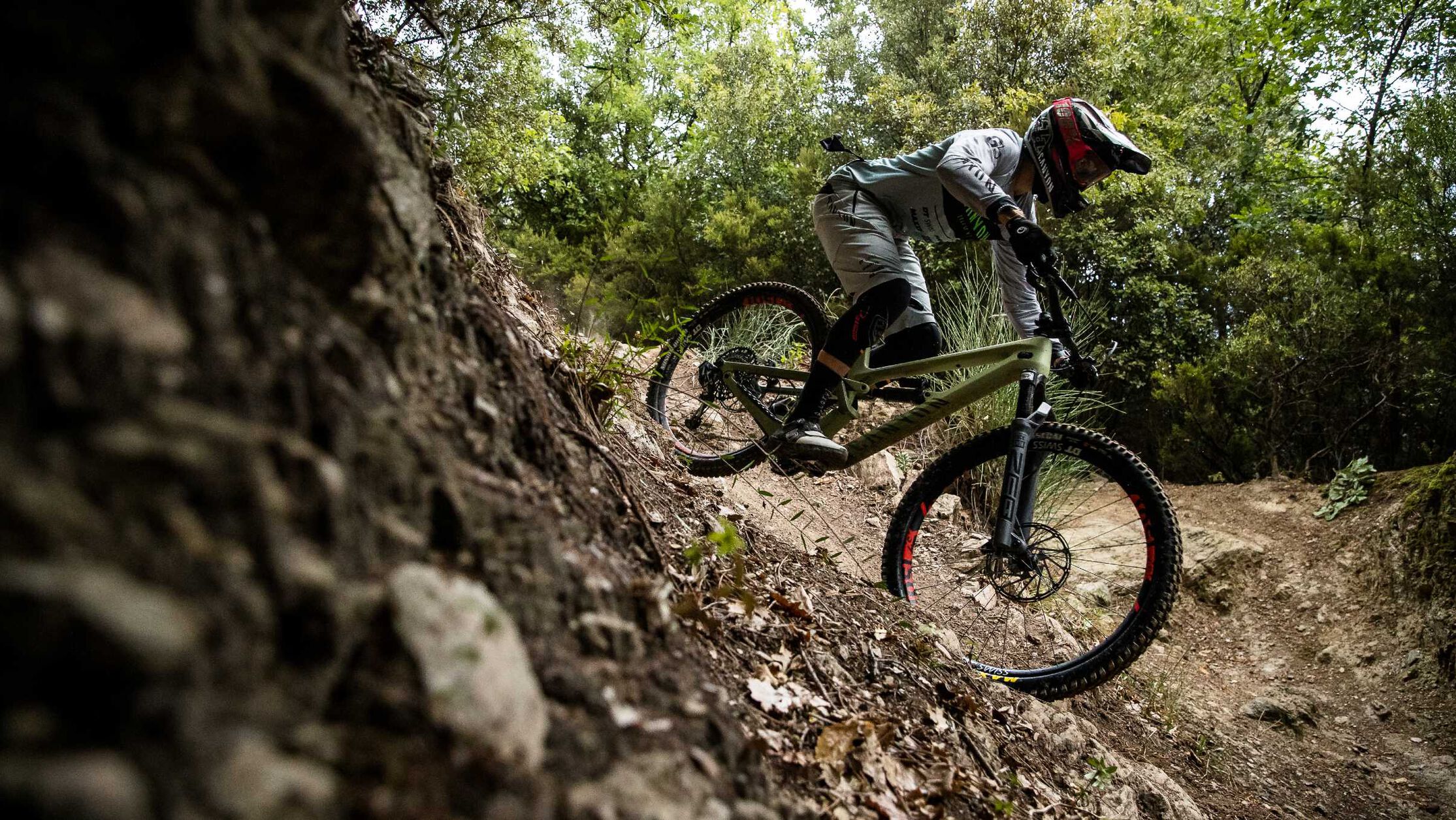 What is an enduro mountain bike? Canyon Torque bike