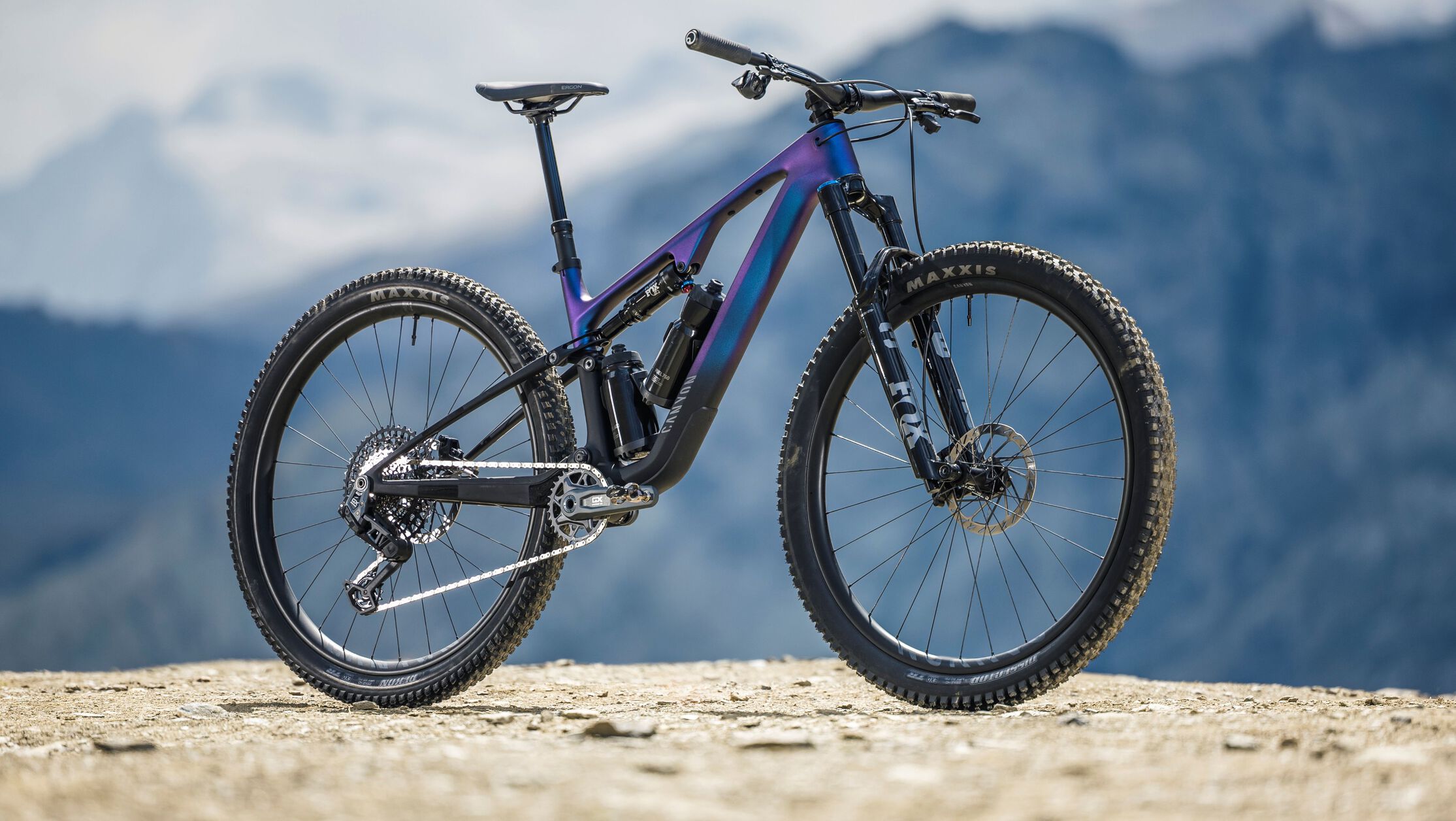 The Lux Trail delivers 125mm of refined rear suspension travel. Trail tough and capable, its carbon chassis weighs a mere 1,850 grams.