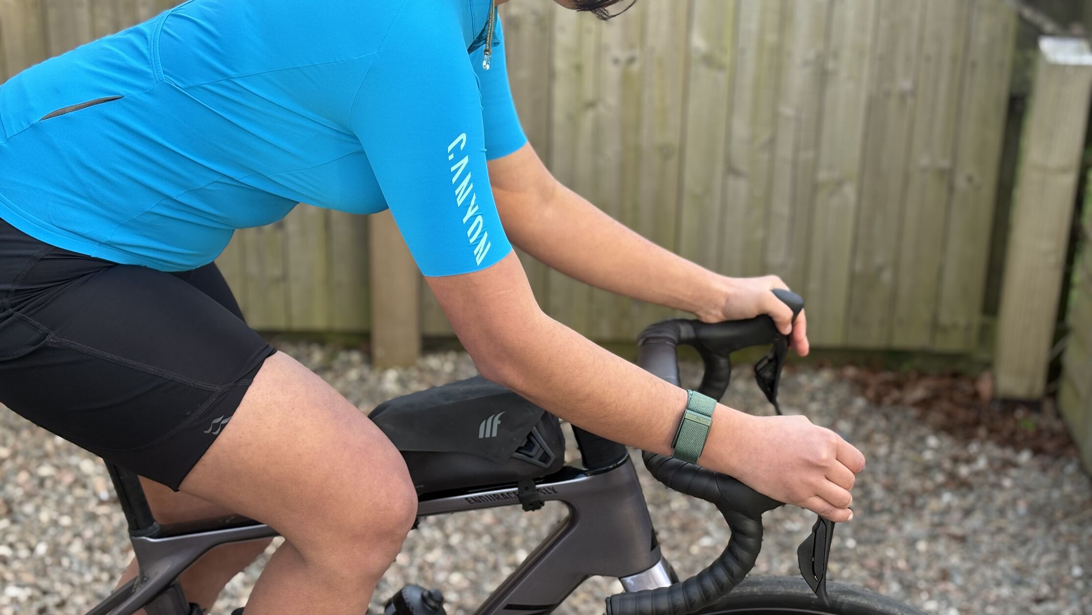 Keep those elbows slightly bent. Maybe don&rsquo;t grab the hood with all of your fingers like in the photo. 