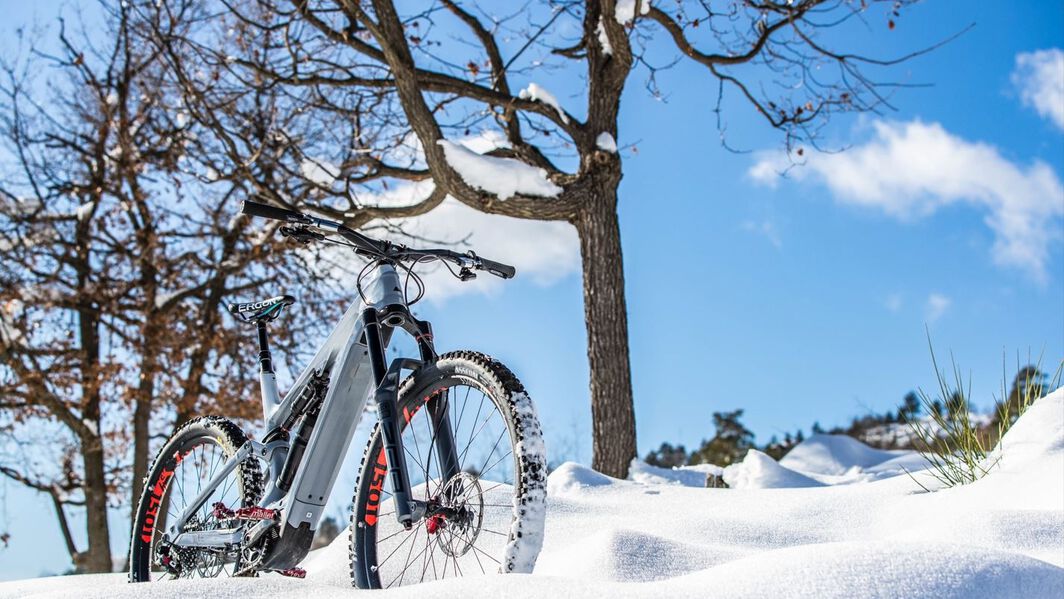 Winter tires, tire pressure, and visibility: Key factors for safe winter cycling