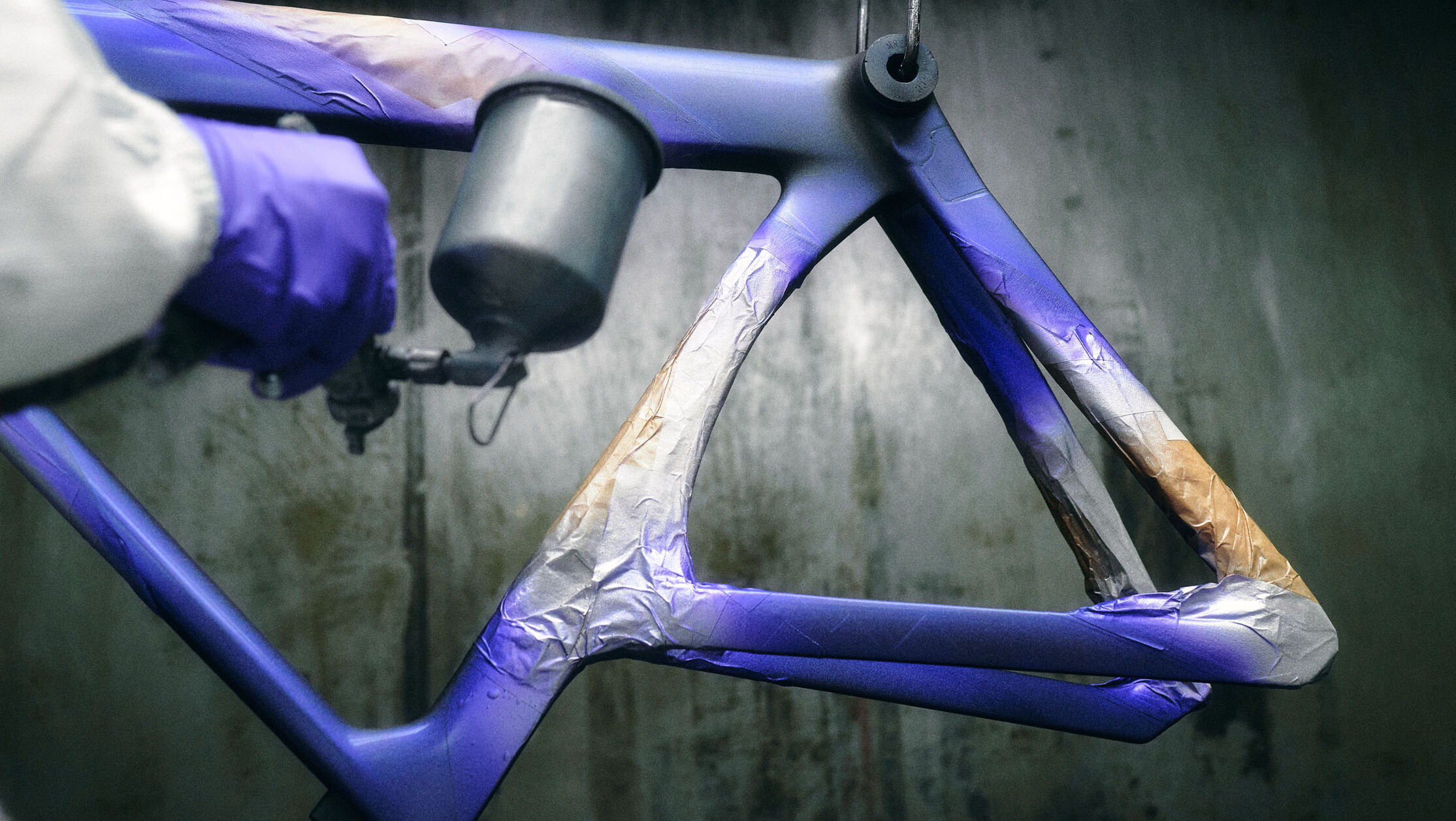 MyCanyon Mano 的涂装工艺非常复杂，采用手工完成，并且需要多层涂装。