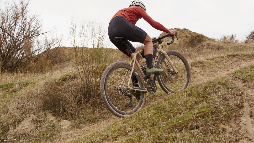 Gravel Bikes are a hybrid between MTB and Roadbike