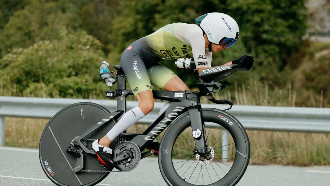 Triathlete racing on Canyon Speedmax at World Championships World Championships 2025 Canyon Triathlete riding Canyon Speedmax Bike