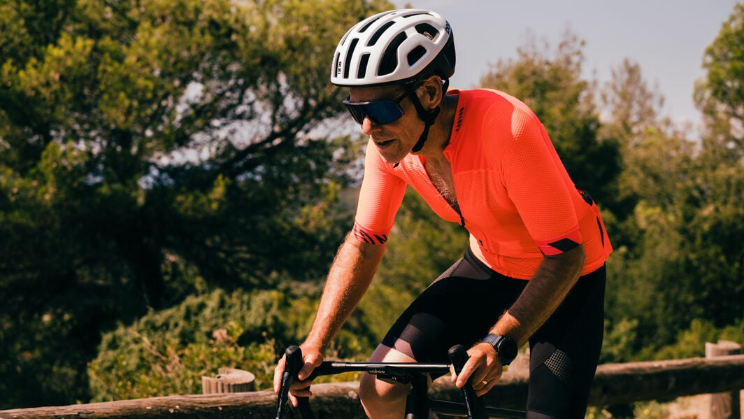  Ideal cycling apparel for hot weather performance: What to wear when riding in temperatures above 25 &deg;C (77 &deg;F)