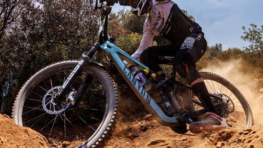 We exclusively designed the Strive CFR around 29er wheels to maximize traction and rollover, enabling riders to maintain higher speeds