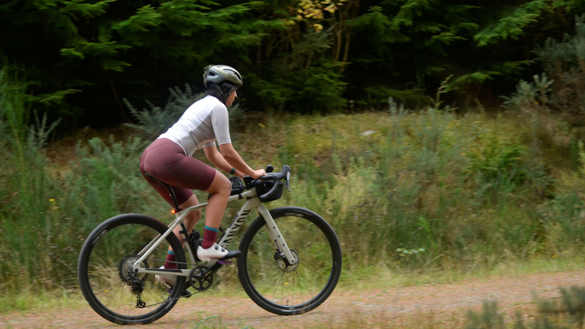Gravel riding positioning: Hip hinge technique