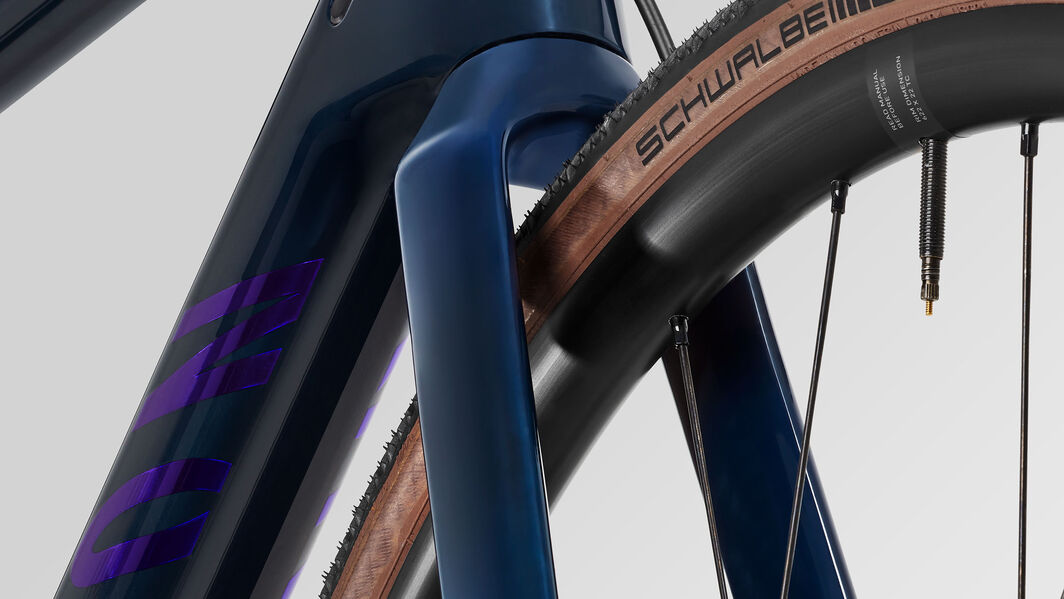 Canyon All-Road Bike Frame Detail – Carbon and Aluminium Materials Close-up of Canyon all-road bike fork and tire showing high-performance carbon and aluminium frame materials
