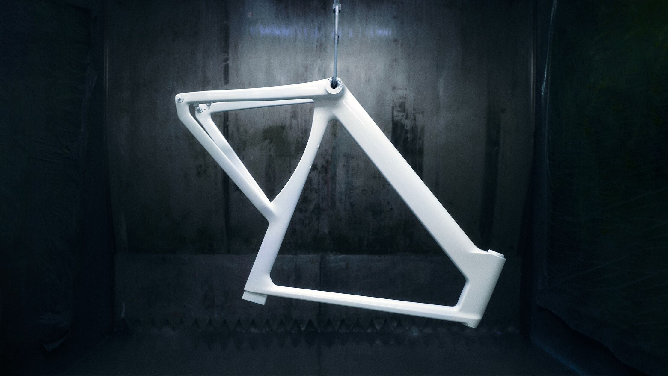 每个车架在最初都是一片空白，但仔细观察，便会发现 Mano 车架已经涂有底漆，呈现出细腻的斑点效果。