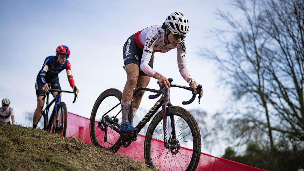 Ceylin del Carmen Alvarado has excelled in cyclocross with her impressive speed, technique, and endurance.