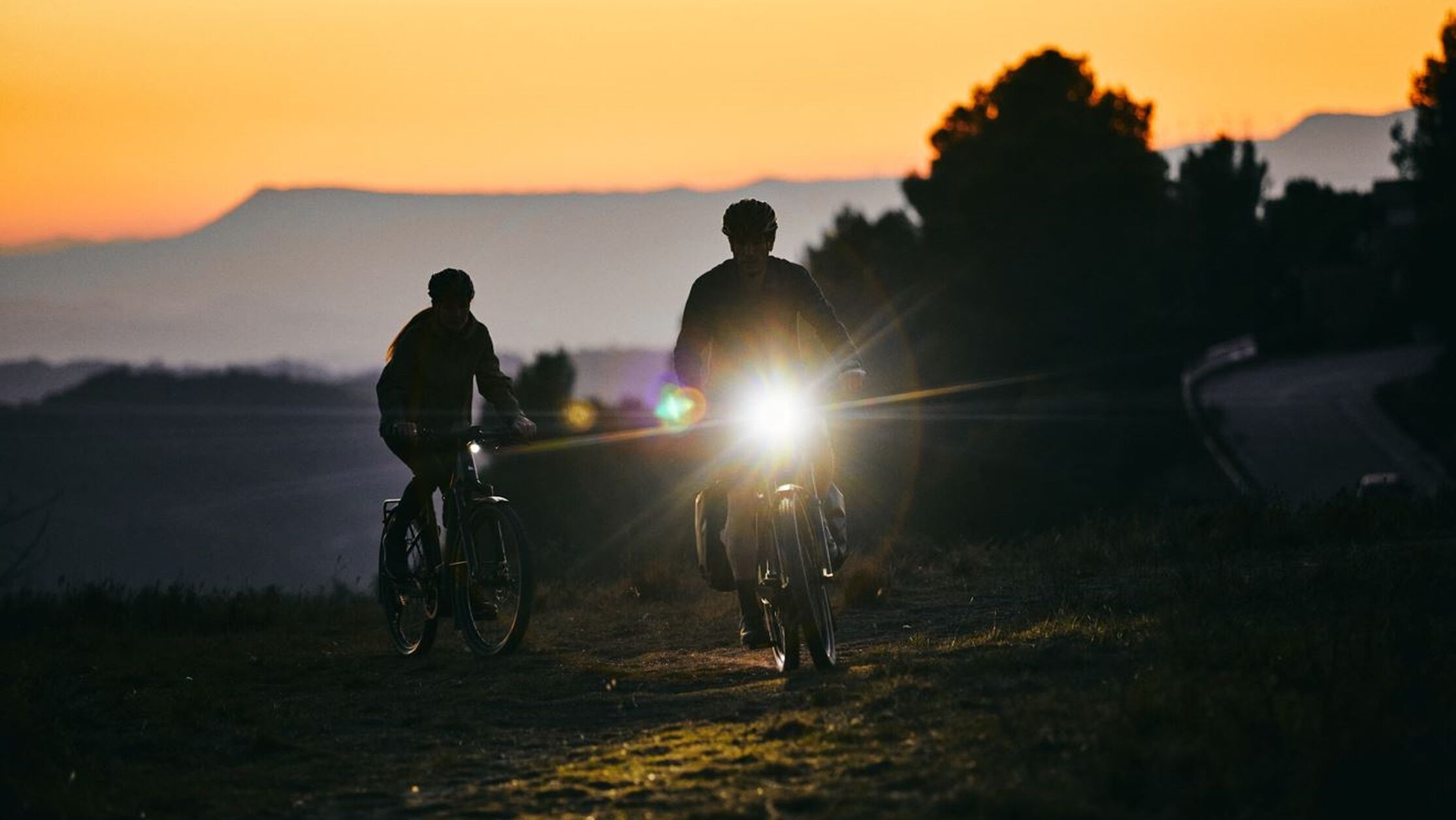 身姿清晰，保持安全：明亮的自行车车灯是冬季骑行的必备品，可确保您在昏暗条件和雾天中骑行也能让他人清楚看到