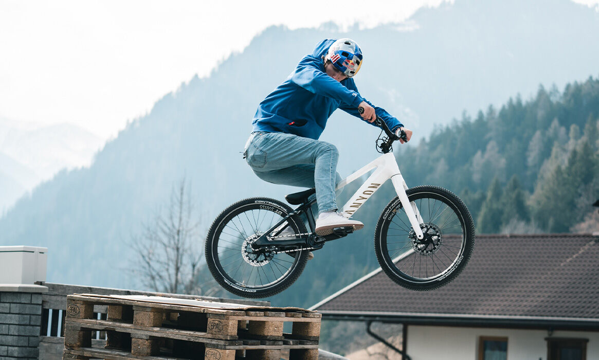 Canyon Stitched CFR Trial light, tough carbon street trials